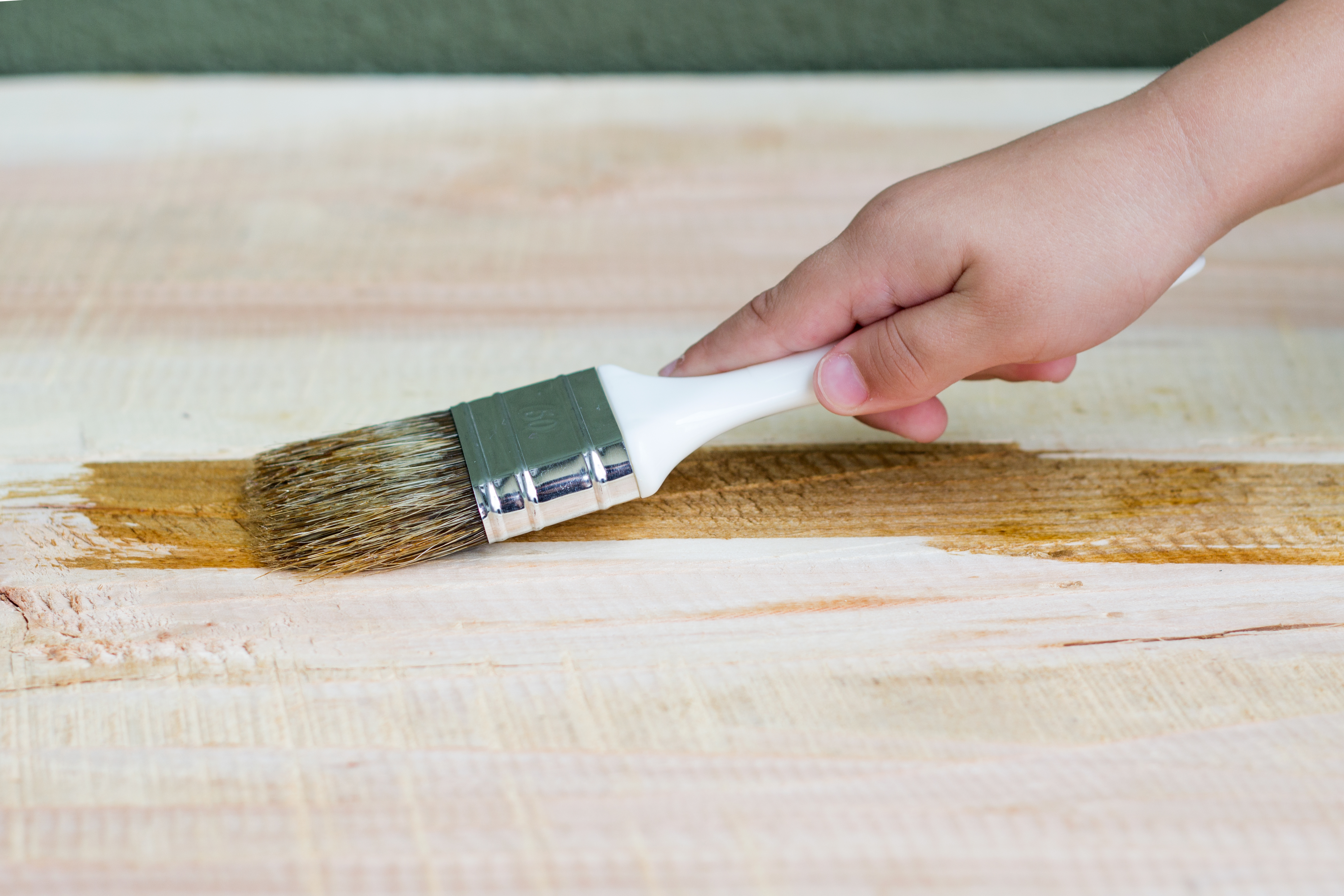 Cómo hacer barniz casero para madera paso a paso y fácilmente